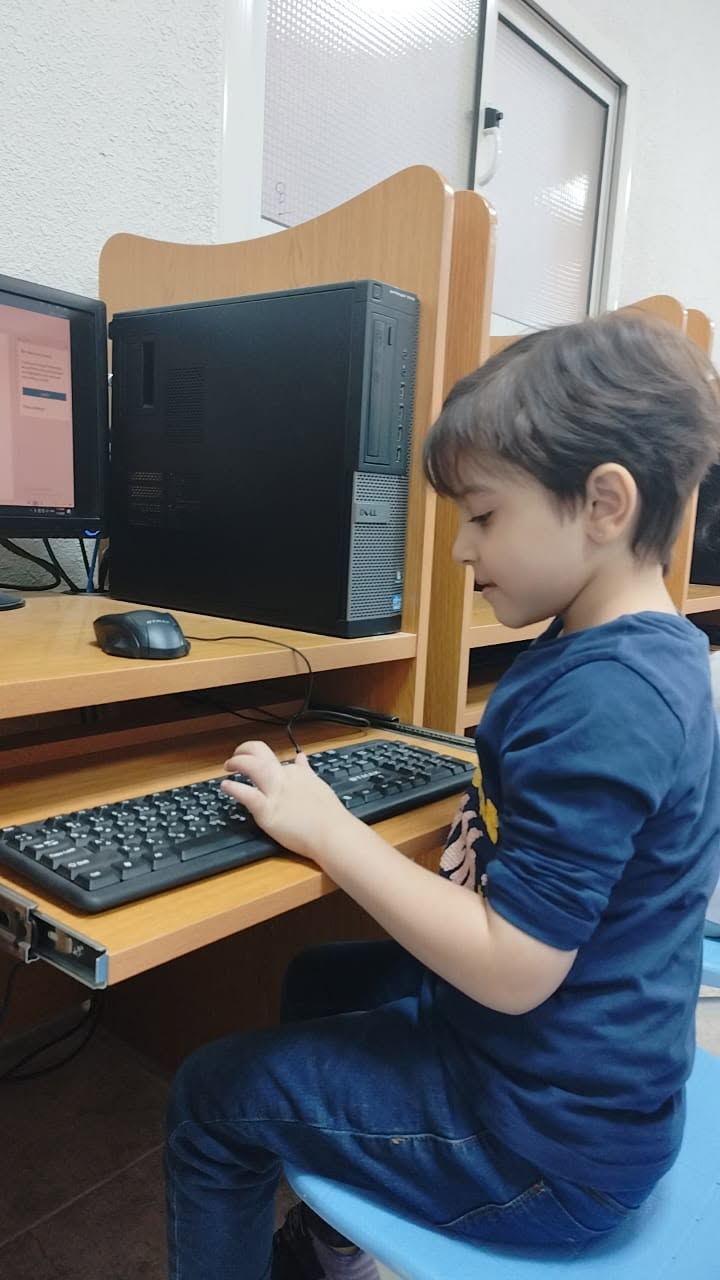 طلاب مدارس الرسالة العالمية يتدربون على البرمجة في معمل الحاسب الآلي بالرياض