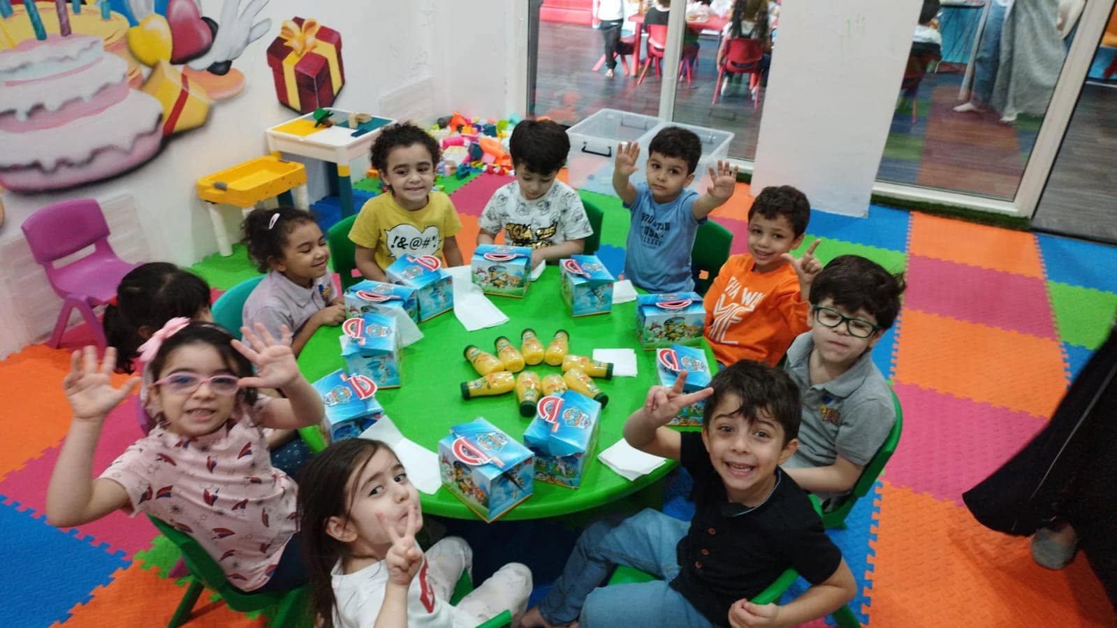 مشاركة الأنشطة التفاعلية والاحتفالات المبهجة لطلاب المدارس العالمية بالرياض