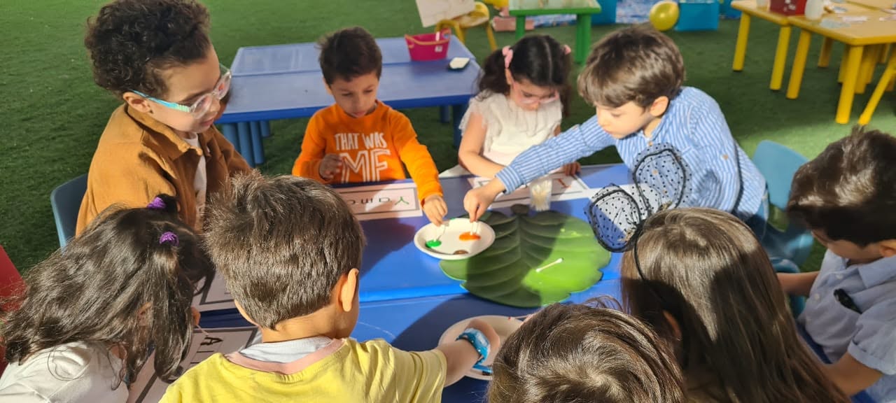 معمل الحاسب والابتكار المجهز بأحدث الأجهزة والتقنيات التقنية لطلابنا