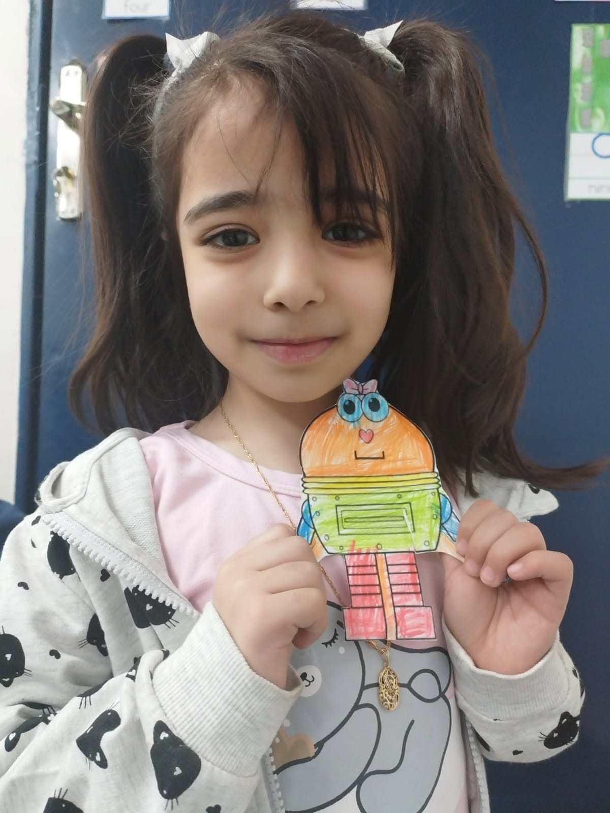 المرشد الأكاديمي يتحدث مع طلاب الثانوية لتأهيلهم للقبول بالجامعات